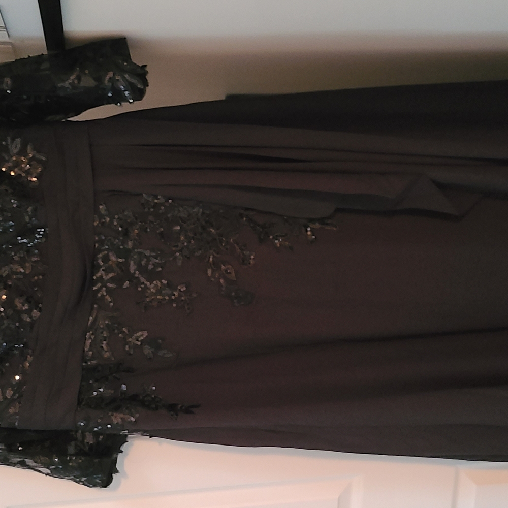 Elegant Black Lace Evening Dress - Picture 2 of 5